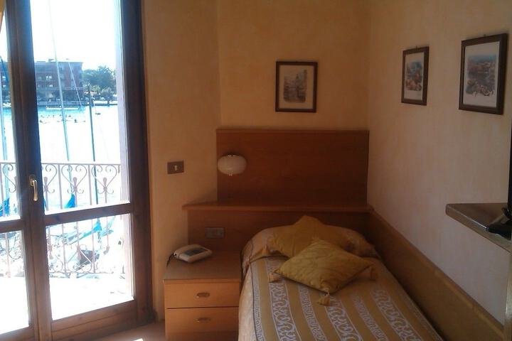 Room 42 of 90