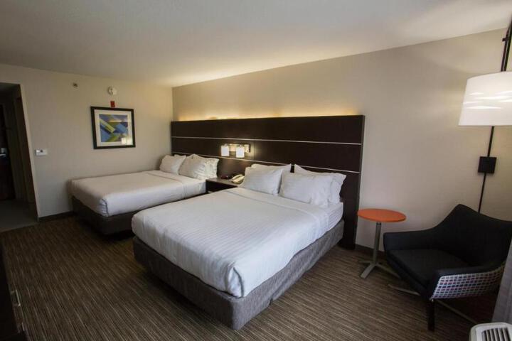 2 Queen Beds (1 of 17)