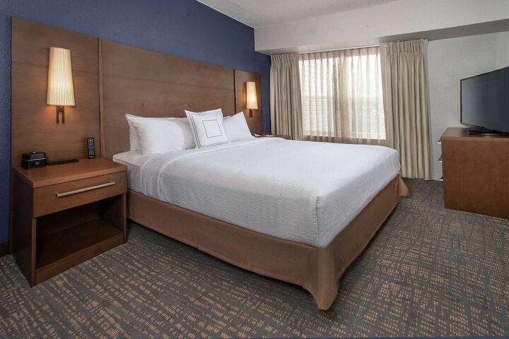Studio Suite Queen Bed Accessible (11 of 19)
