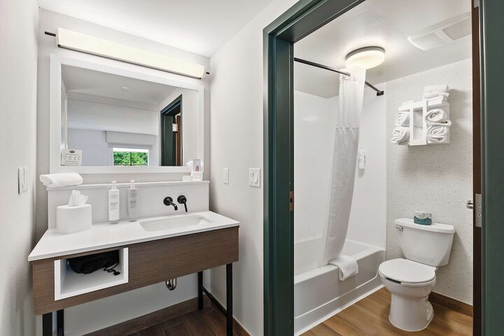 2 Queen Bed Accessible Room with Accessible Tub (15 of 35)