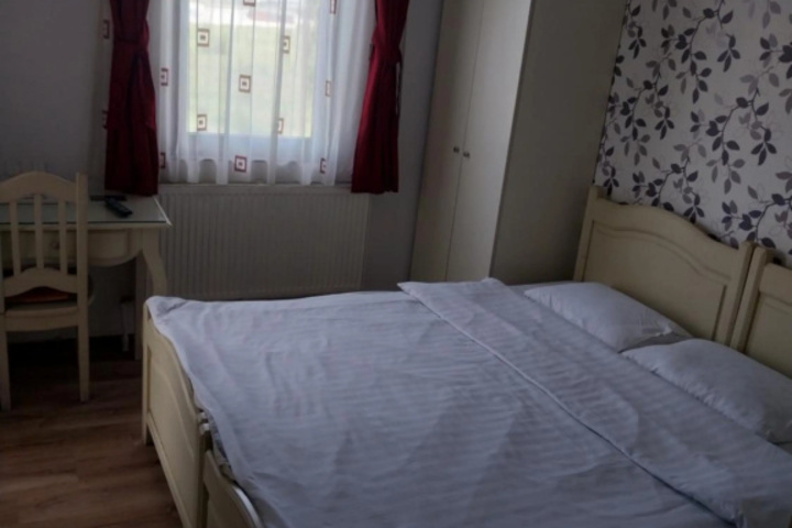 Room 5 of 16