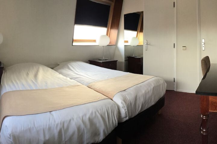 Room 10 of 31