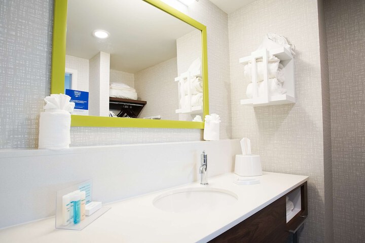 2 Queen Beds Mobility Hearing Accessible Tub (10 of 16)