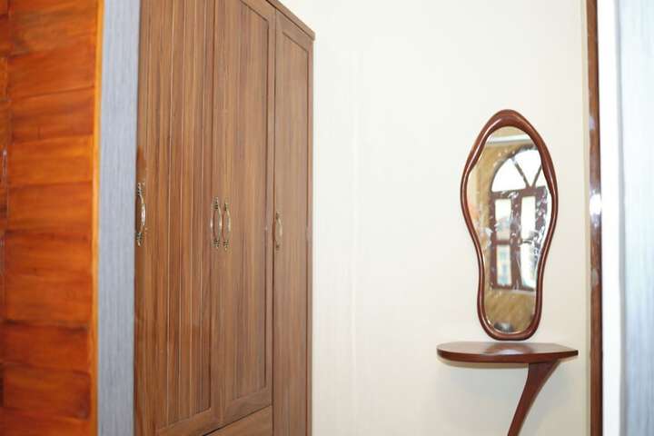 Room 10 of 34