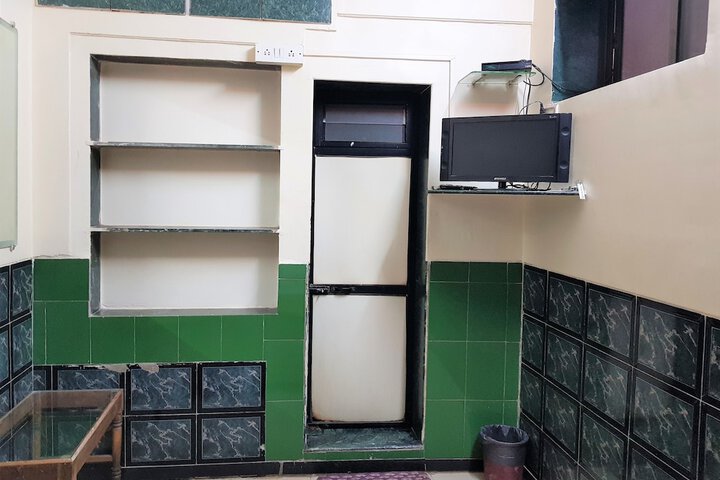 Room 9 of 12