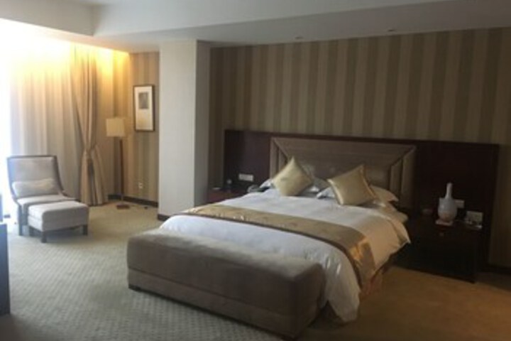 Room 10 of 16