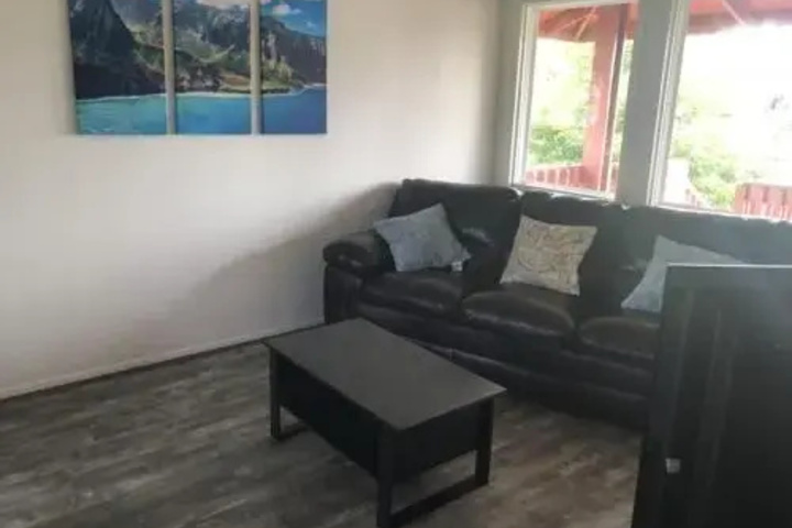 Room 4 of 8
