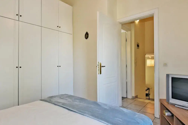 Room 2 of 6