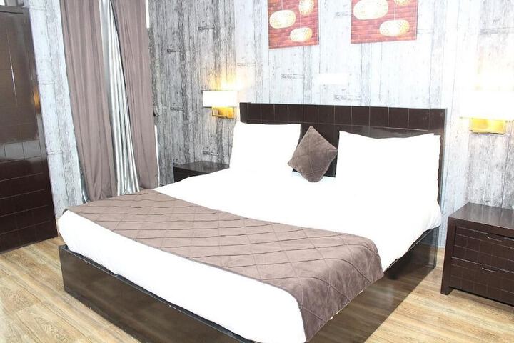 Room 10 of 38