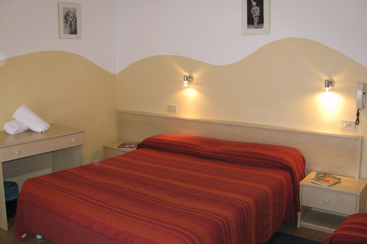 Room 13 of 27