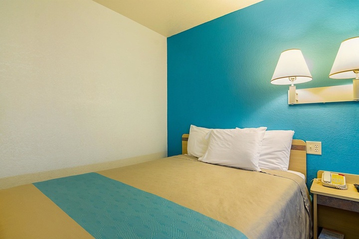 Room 12 of 32
