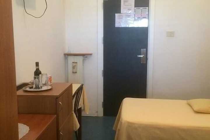 Room 12 of 38
