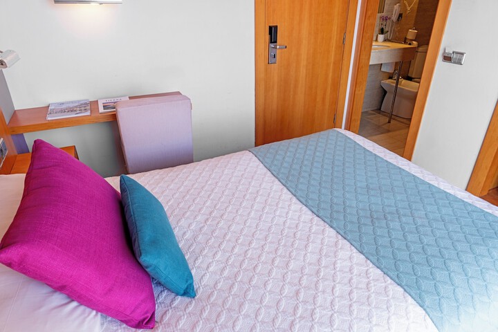 Room 12 of 83