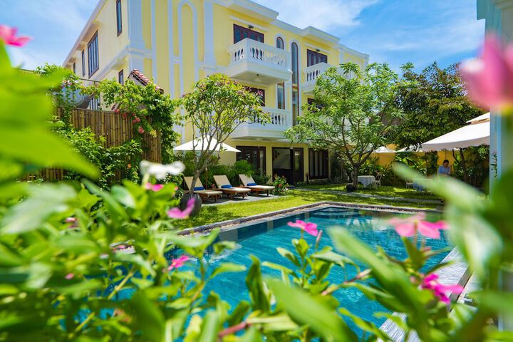 Hotel Exterior 104 of 113