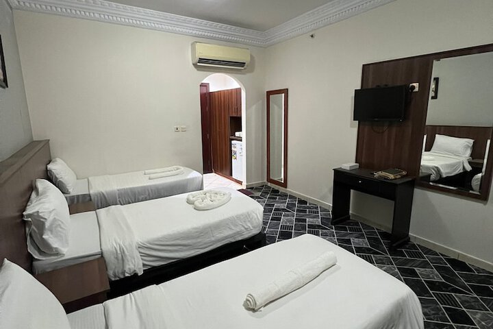 Room 10 of 32