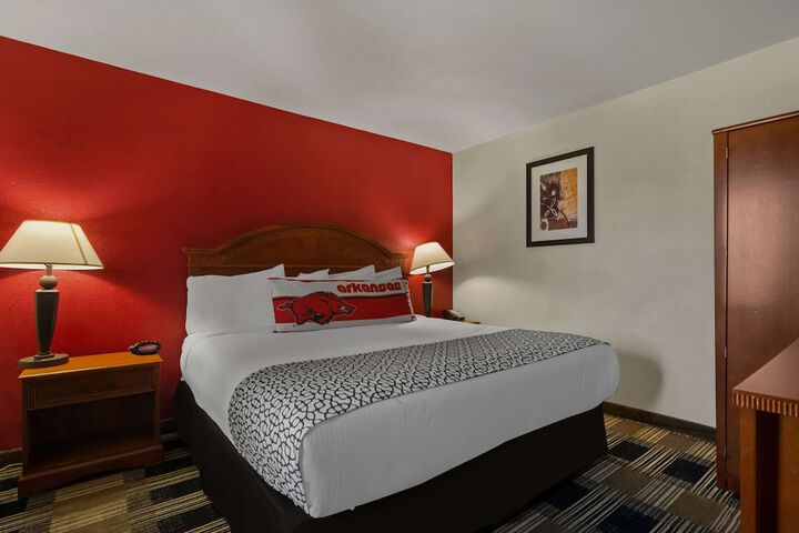 1 King Bed Microwave and Refrigerator WiFi Continental Breakfast (19 of 26)