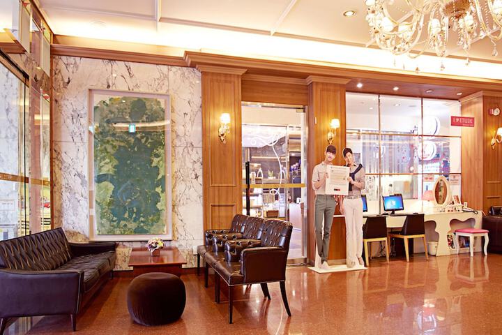 Entrance & Lobby