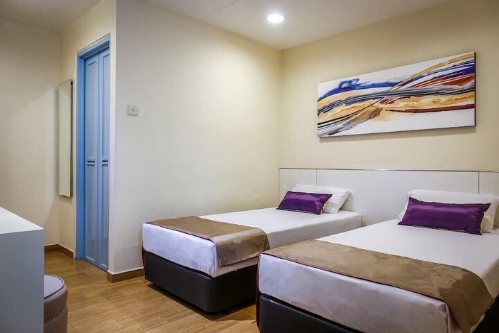 Room 6 of 16