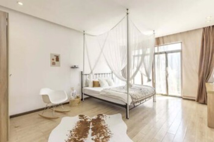 Room 4 of 7