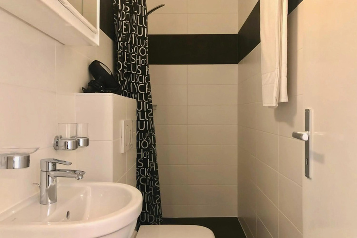 Room 6 of 11