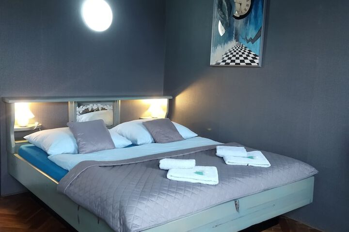 Room 33 of 99
