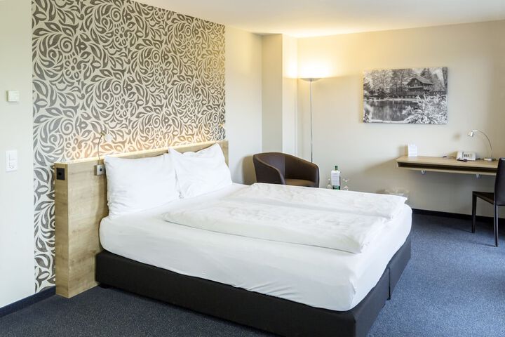Room 5 of 32