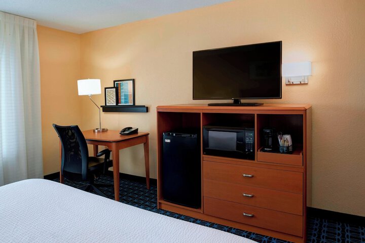 1 Queen Bed (3 of 7)