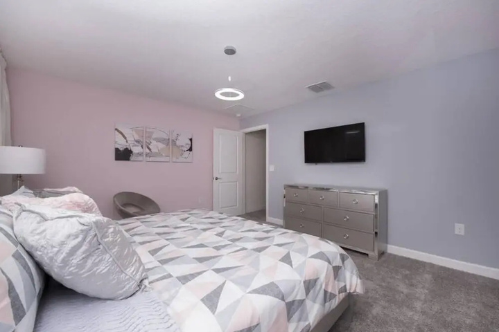 Room 4 of 28