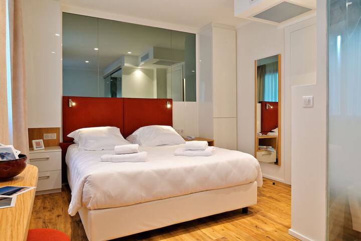 Room 6 of 62