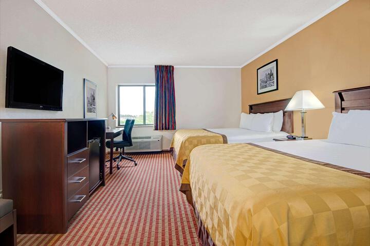 1 Queen Bed Accessible (9 of 19)