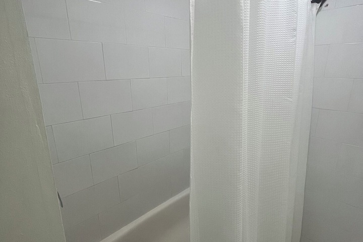 Deep soaking bathtub
