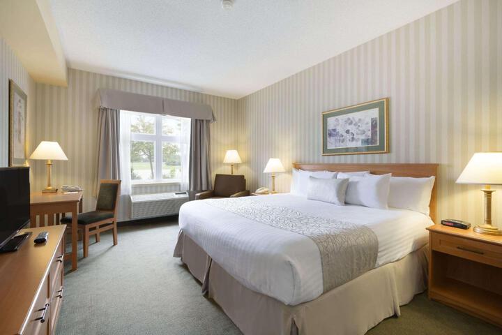 1 King Bed (2 of 14)