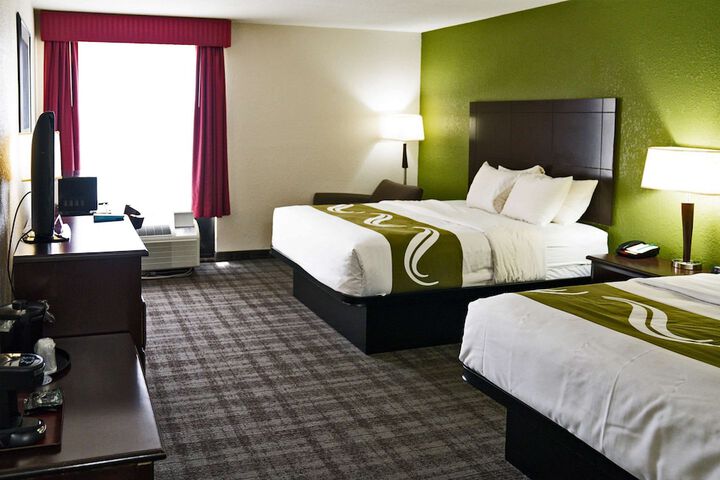 2 Queen Beds (3 of 10)