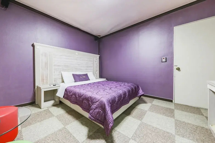 Room 9 of 10