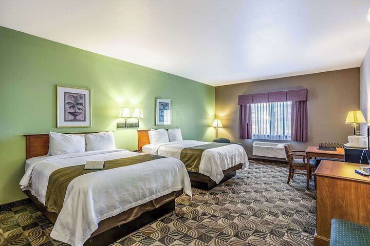 2 Queen Beds (3 of 9)