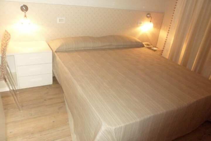 Room 10 of 32