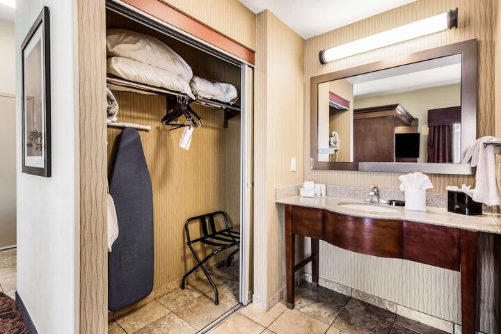 1 King Bed with Shower (10 of 16)