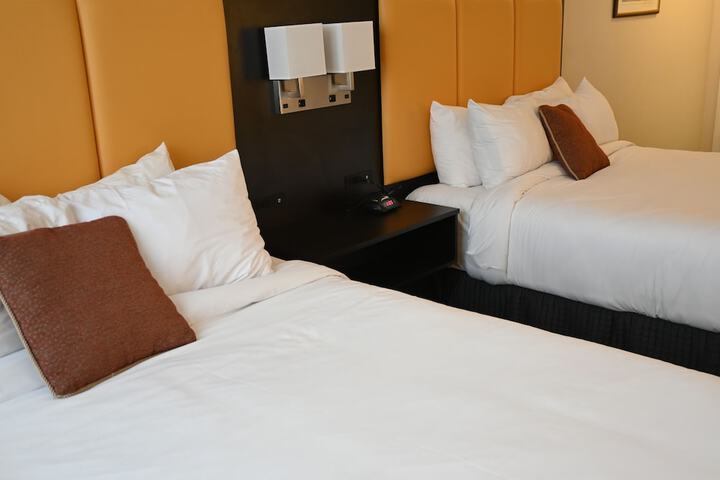 1 Queen Bed (11 of 19)