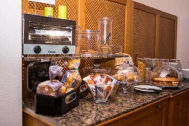 Breakfast/Coffee Service 15 of 40