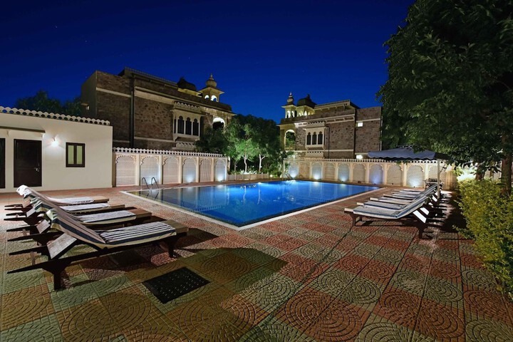 Hotel with Pool