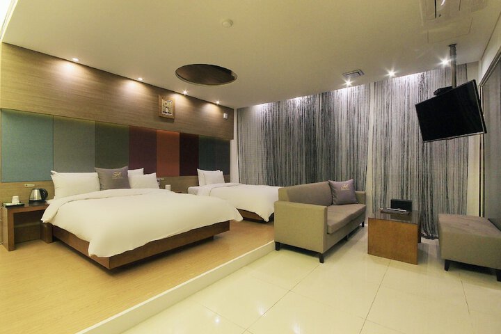 Room 2 of 47