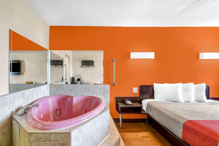 Room 18 of 28