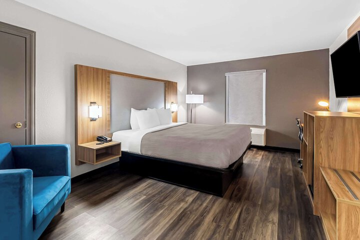 1 King Bed Accessible (7 of 7)