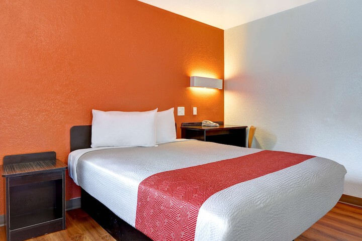 1 Queen Bed (2 of 4)
