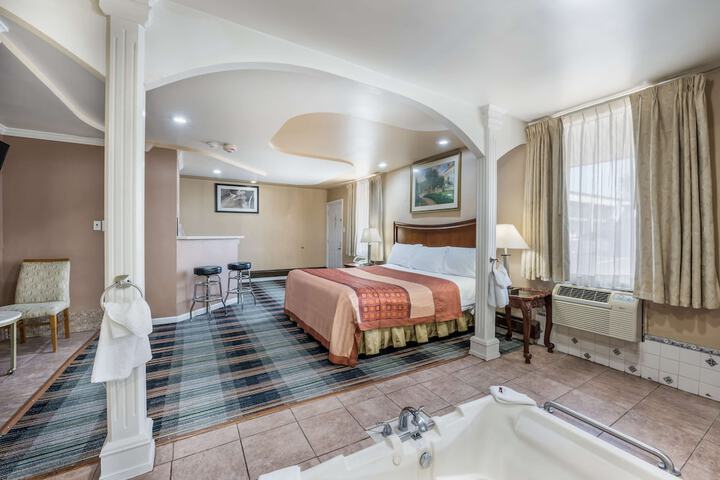 Deluxe Room with King Bed (24 of 26)