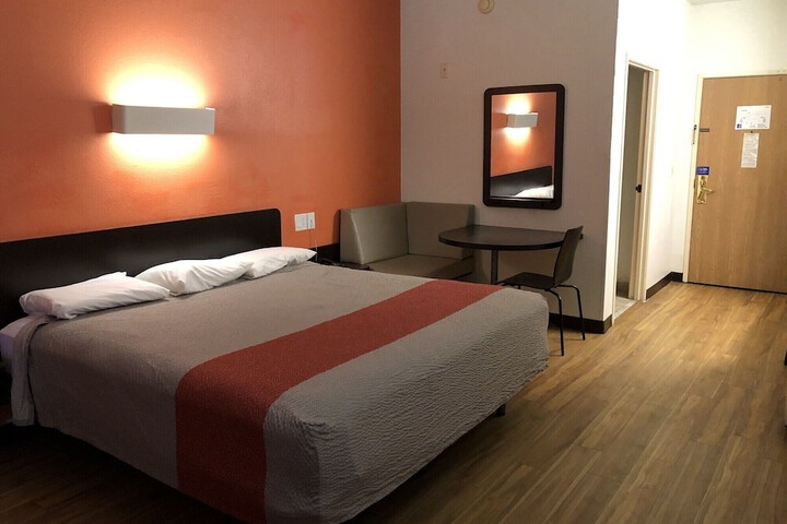 Room 11 of 34