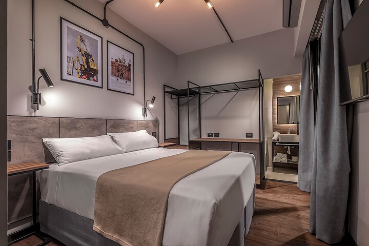 Room 10 of 28