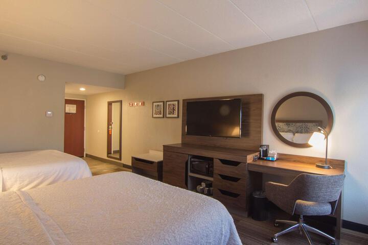 2 Queen Beds (2 of 7)