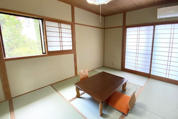 Room 27 of 76