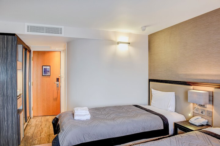 Room 27 of 41